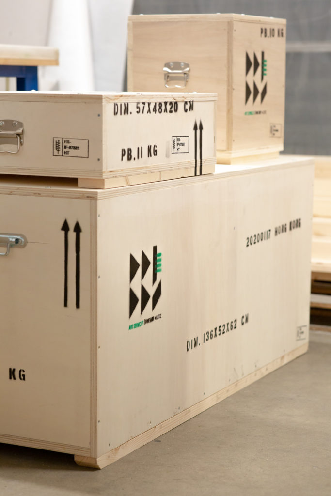 Caisses en bois sur mesure utilisées par ART SERVICES pour le conditionnement et le transport sécurisé d’œuvres d’art.