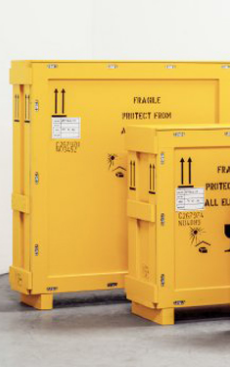 Conteneurs rigides de protection marqués “Fragile” utilisés par ART SERVICES pour le transport sécurisé d’œuvres et de biens sensibles.
