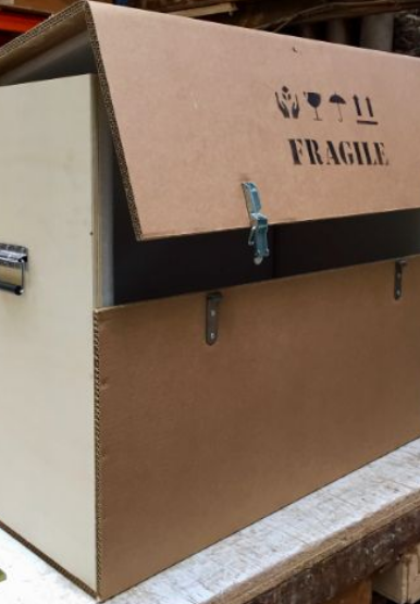Boîte de conditionnement rigide marquée “Fragile” utilisée par ART SERVICES pour la protection d’œuvres sensibles